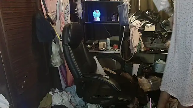 Snapshot of Ombeline1 chatting on December 16, 2025, 6:56 pm Ombeline1 online show from December 16, 2025, 6:56 pm