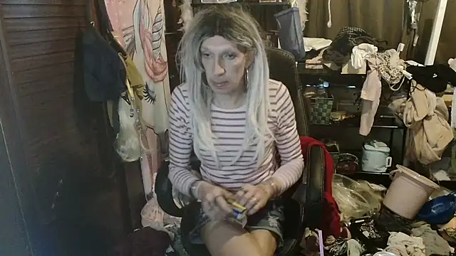 Snapshot of Ombeline1 chatting on December 18, 2025, 8:19 am Ombeline1 online show from December 18, 2025, 8:19 am