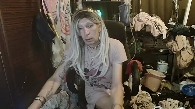 Snapshot of Ombeline1 chatting on December 16, 2025, 5:22 am Ombeline1 online show from December 16, 2025, 5:22 am