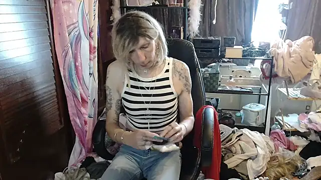 Snapshot of Ombeline1 chatting on October 31, 2025, 11:51 am Ombeline1 online show from October 31, 2025, 11:51 am