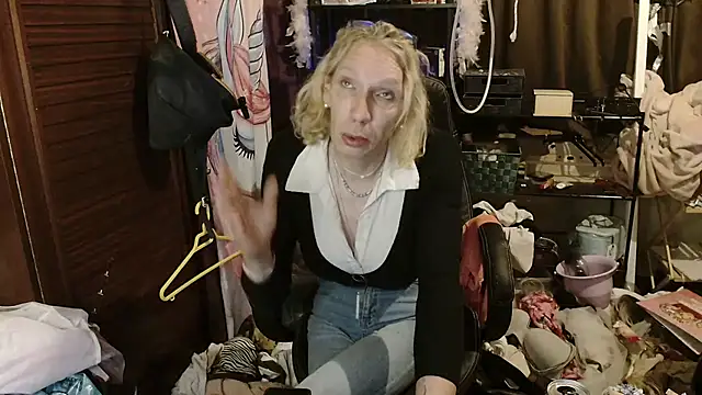 Ombeline1 online show from November 17, 2025, 5:17 pm