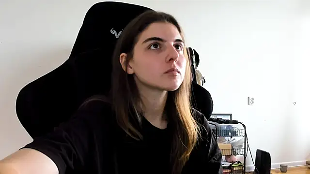 emmamurrr online show from September 13, 2025, 9:53 am