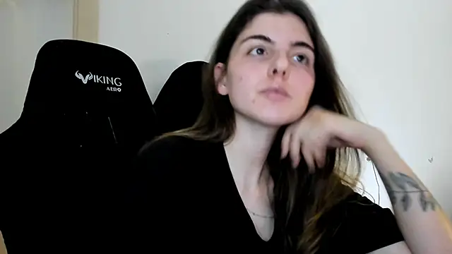 emmamurrr online show from November 7, 2025, 2:10 pm