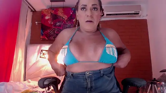 Snapshot of Khatalina_hott chatting on December 6, 2024, 3:02 am Khatalina hott online show from December 6, 2024, 3:02 am