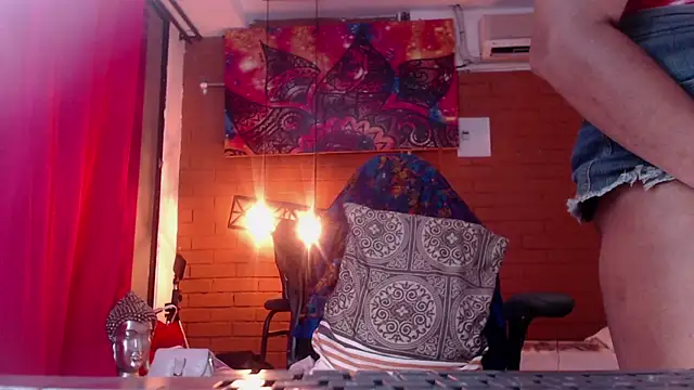 Snapshot of Khatalina_hott chatting on January 31, 2025, 5:19 am Khatalina hott online show from January 31, 2025, 5:19 am