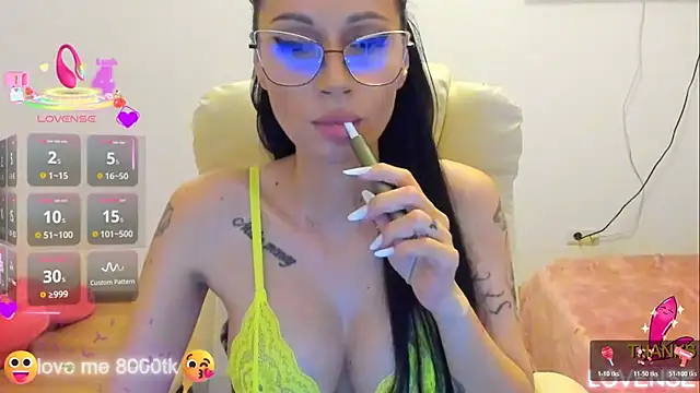 kissnicol32 online show from November 22, 2025, 4:39 pm