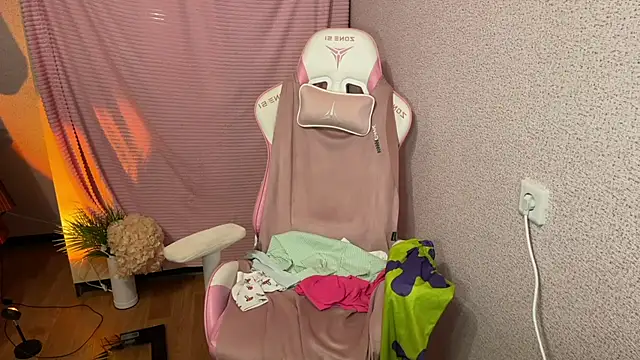 Katrin  kiss online show from December 4, 2025, 7:02 pm