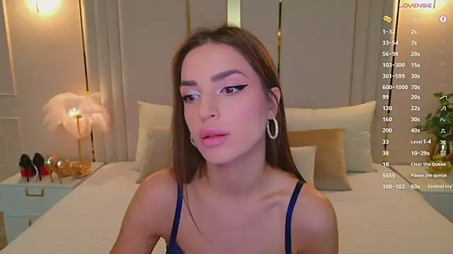 Snapshot of BellaHalles chatting on December 15, 2025, 5:24 am BellaHalles online show from December 15, 2025, 5:24 am