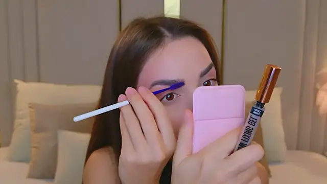 Snapshot of BellaHalles chatting on December 3, 2025, 5:19 am BellaHalles online show from December 3, 2025, 5:19 am