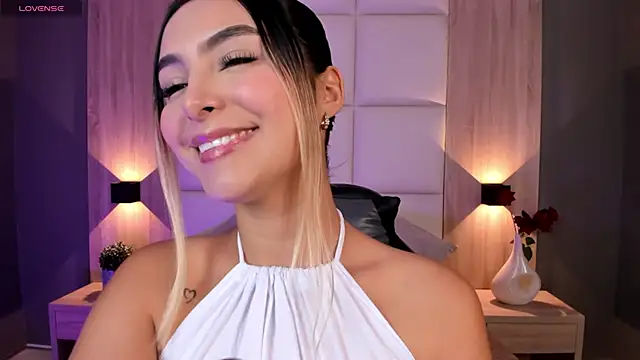 Snapshot of bella1207 chatting on September 30, 2025, 8:04 pm bella1207 online show from September 30, 2025, 8:04 pm