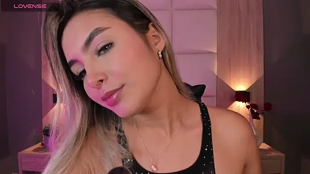 Snapshot of bella1207 chatting on October 7, 2025, 7:04 pm bella1207 online show from October 7, 2025, 7:04 pm