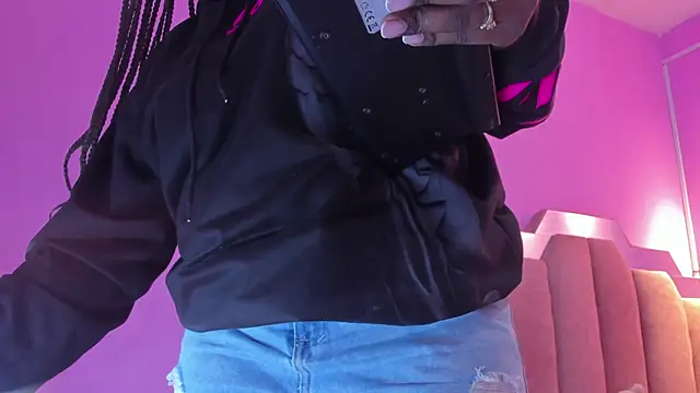 Snapshot of LoveQueen2 chatting on November 15, 2025, 11:47 am LoveQueen2 online show from November 15, 2025, 11:47 am