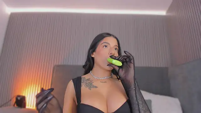 emelie 89 online show from February 14, 2026, 12:49 pm