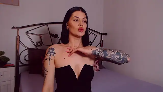 YvonneEverlee online show from May 18, 2026, 7:29 pm