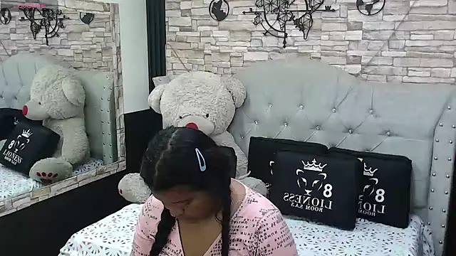 Snapshot of sia_cavad chatting on February 19, 2025, 12:33 pm sia cavad online show from February 19, 2025, 12:33 pm