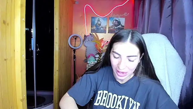 Fiery Brunette  online show from June 4, 2026, 3:44 am
