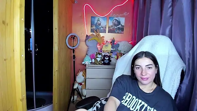 Fiery Brunette  online show from March 18, 2026, 5:14 pm