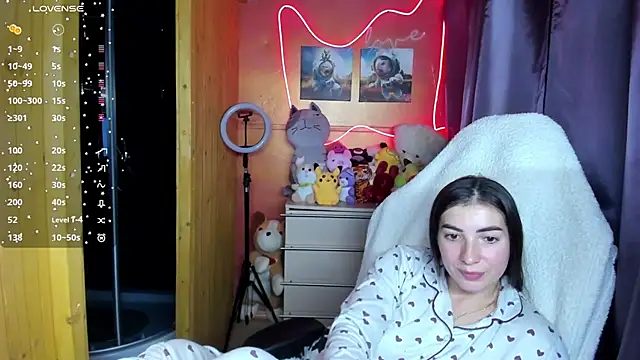 Fiery Brunette  online show from November 7, 2025, 8:13 pm