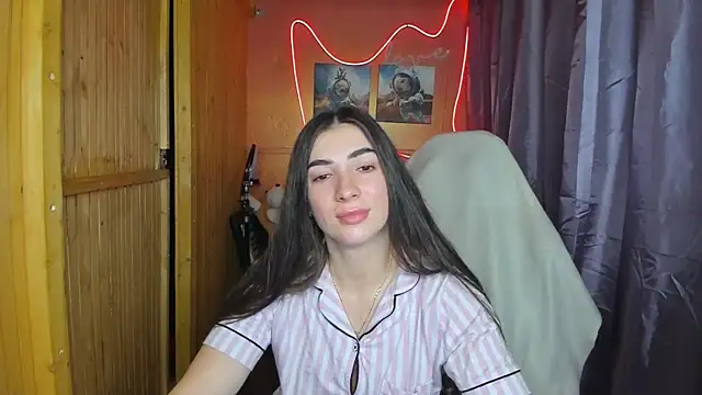 Fiery Brunette  online show from February 18, 2025, 6:37 am