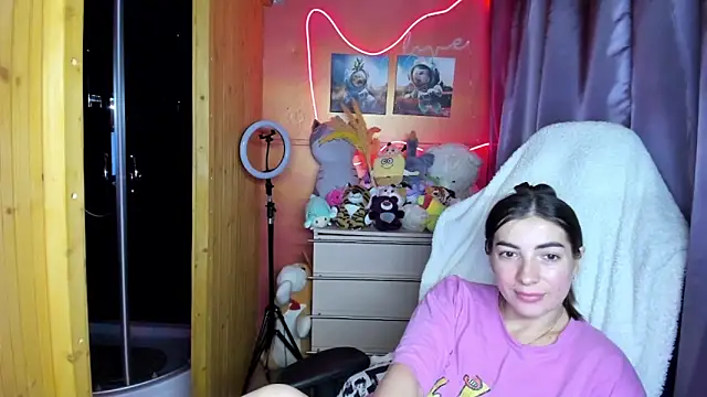 Fiery Brunette  online show from April 8, 2026, 11:12 am