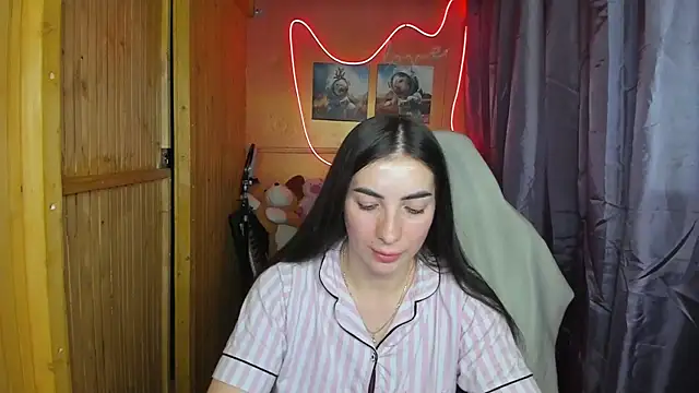 Fiery Brunette  online show from February 19, 2025, 6:43 pm