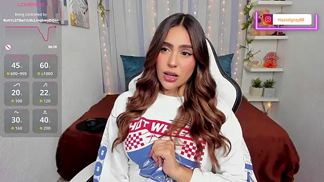 HazzelGray online show from December 5, 2025, 3:32 pm