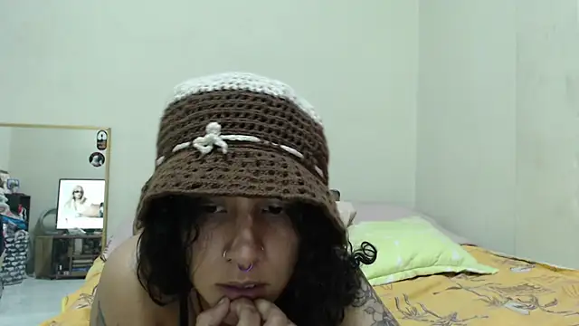 Snapshot of AlinaWoolf_ chatting on July 3, 2026, 4:41 am AlinaWoolf online show from July 3, 2026, 4:41 am