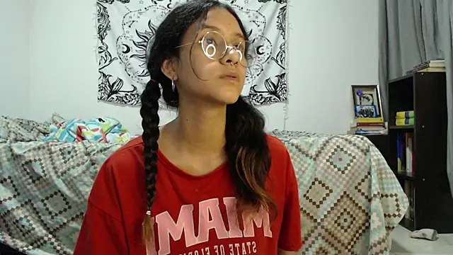 Snapshot of AlinaWoolf_ chatting on February 25, 2025, 5:19 am AlinaWoolf  online show from February 25, 2025, 5:19 am