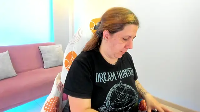 Snapshot of katie_joness_ chatting on September 30, 2025, 1:06 pm katie joness online show from September 30, 2025, 1:06 pm