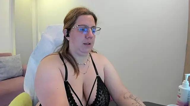 Snapshot of katie_joness_ chatting on September 12, 2025, 12:49 pm katie joness online show from September 12, 2025, 12:49 pm