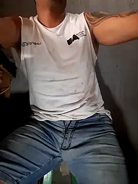 Snapshot of hecwil8 chatting on December 22, 2025, 3:34 pm hecwil8 online show from December 22, 2025, 3:34 pm