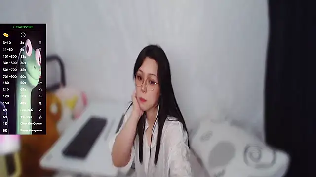 mememe 1006  online show from April 15, 2026, 5:28 pm