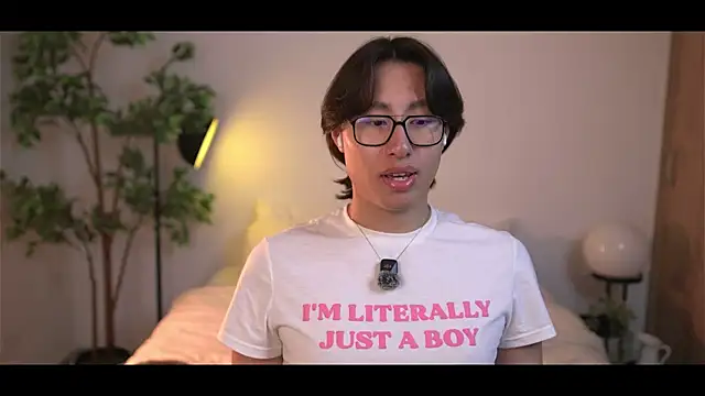 Snapshot of SrLuis18 chatting on November 5, 2025, 4:15 am SrLuis18 online show from November 5, 2025, 4:15 am