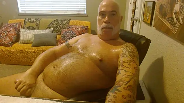 Snapshot of musclebearnips chatting on October 19, 2025, 6:43 pm musclebearnips online show from October 19, 2025, 6:43 pm