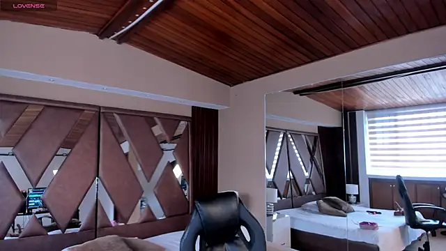 victoria mooree online show from December 20, 2025, 6:11 pm