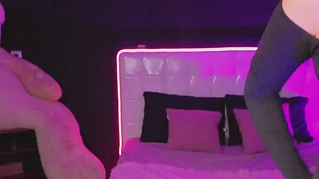 Snapshot of YasmineWest chatting on November 28, 2025, 8:58 am YasmineWest online show from November 28, 2025, 8:58 am