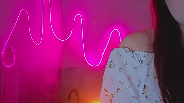 Snapshot of YasmineWest chatting on November 19, 2025, 5:46 pm YasmineWest online show from November 19, 2025, 5:46 pm