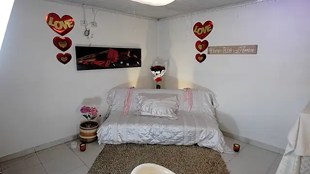 lollita 23  online show from April 13, 2026, 8:13 pm