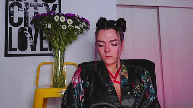 Snapshot of purple_em69 chatting on October 15, 2025, 6:54 am purple em69 online show from October 15, 2025, 6:54 am