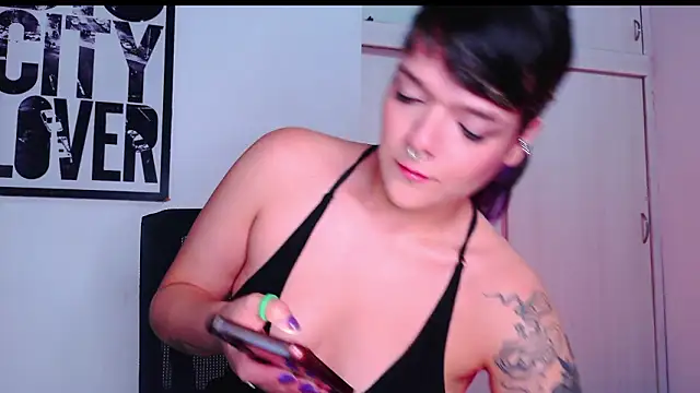 Snapshot of purple_em69 chatting on February 6, 2026, 4:30 am purple em69 online show from February 6, 2026, 4:30 am