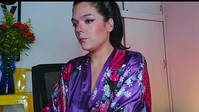 Snapshot of purple_em69 chatting on February 8, 2026, 5:27 am purple em69 online show from February 8, 2026, 5:27 am