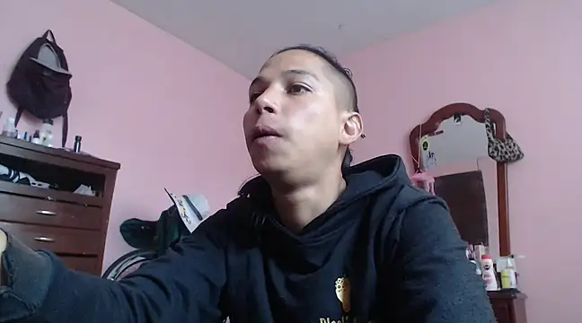 Snapshot of CoreAlejito chatting on December 17, 2024, 1:05 pm CoreAlejito online show from December 17, 2024, 1:05 pm