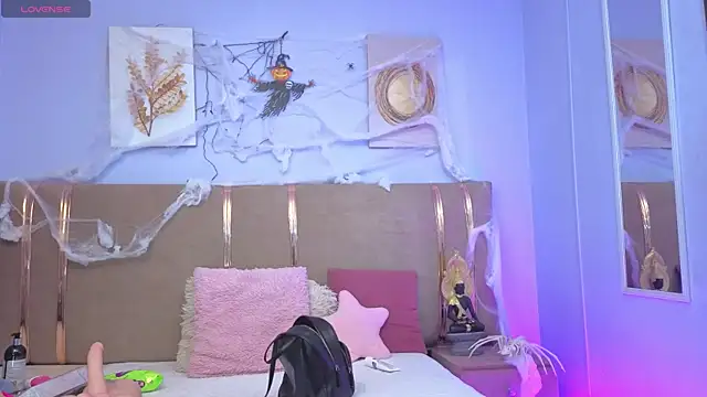 sarah cruzz  online show from October 22, 2025, 12:32 am