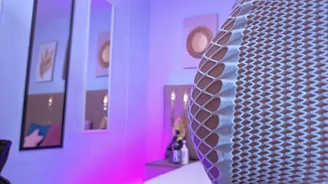 sarah cruzz  online show from November 26, 2025, 1:27 am