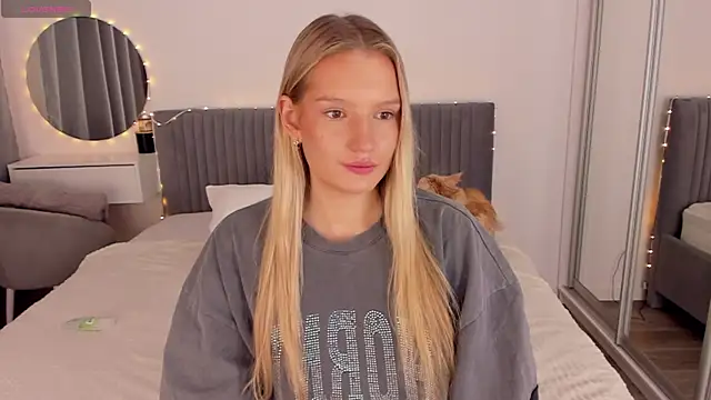 CassieRayss online show from April 13, 2026, 11:14 am