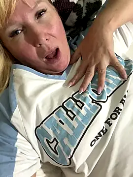 Snapshot of EmmaInLove23 chatting on November 9, 2025, 2:21 pm EmmaInLove23 online show from November 9, 2025, 2:21 pm