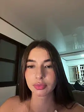 Coralinee 01 online show from May 9, 2026, 12:47 am
