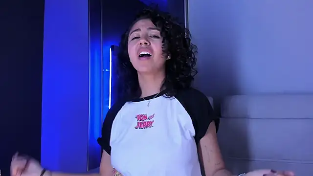 Amareto  online show from September 22, 2025, 1:17 pm