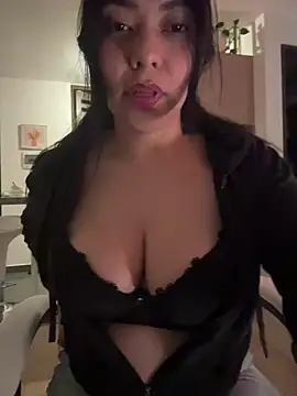 Snapshot of PetitLumiere chatting on December 28, 2024, 2:11 am PetitLumiere online show from December 28, 2024, 2:11 am