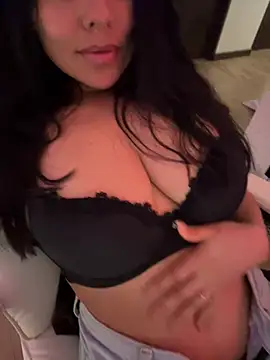 Snapshot of PetitLumiere chatting on January 19, 2025, 5:37 am PetitLumiere online show from January 19, 2025, 5:37 am